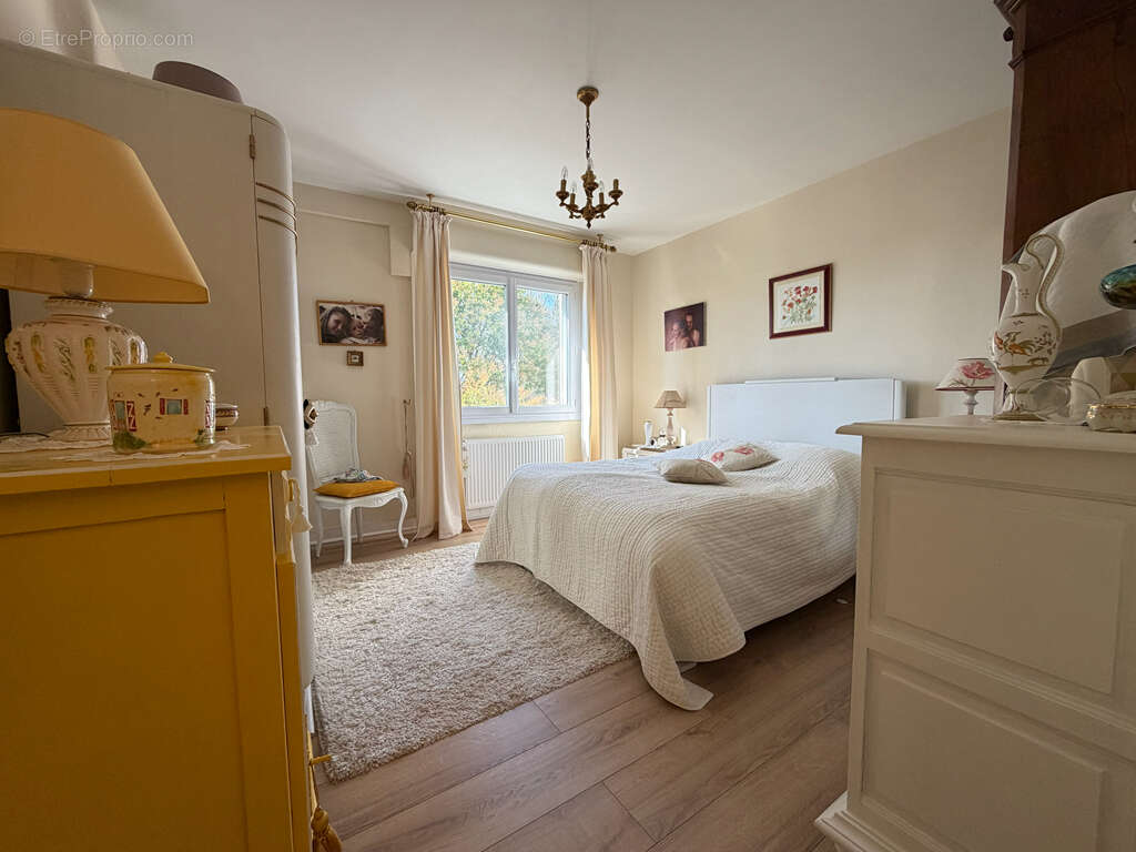 Mérignac Saint-Augustin - Appartement 5 pièces de 150 m² avec terrasse, garage double et cave - photo 10