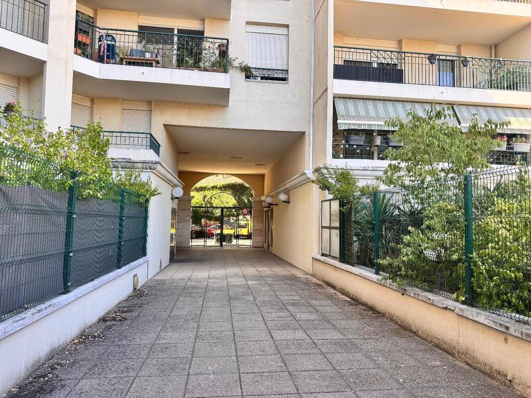   - Parking à LYON-7E