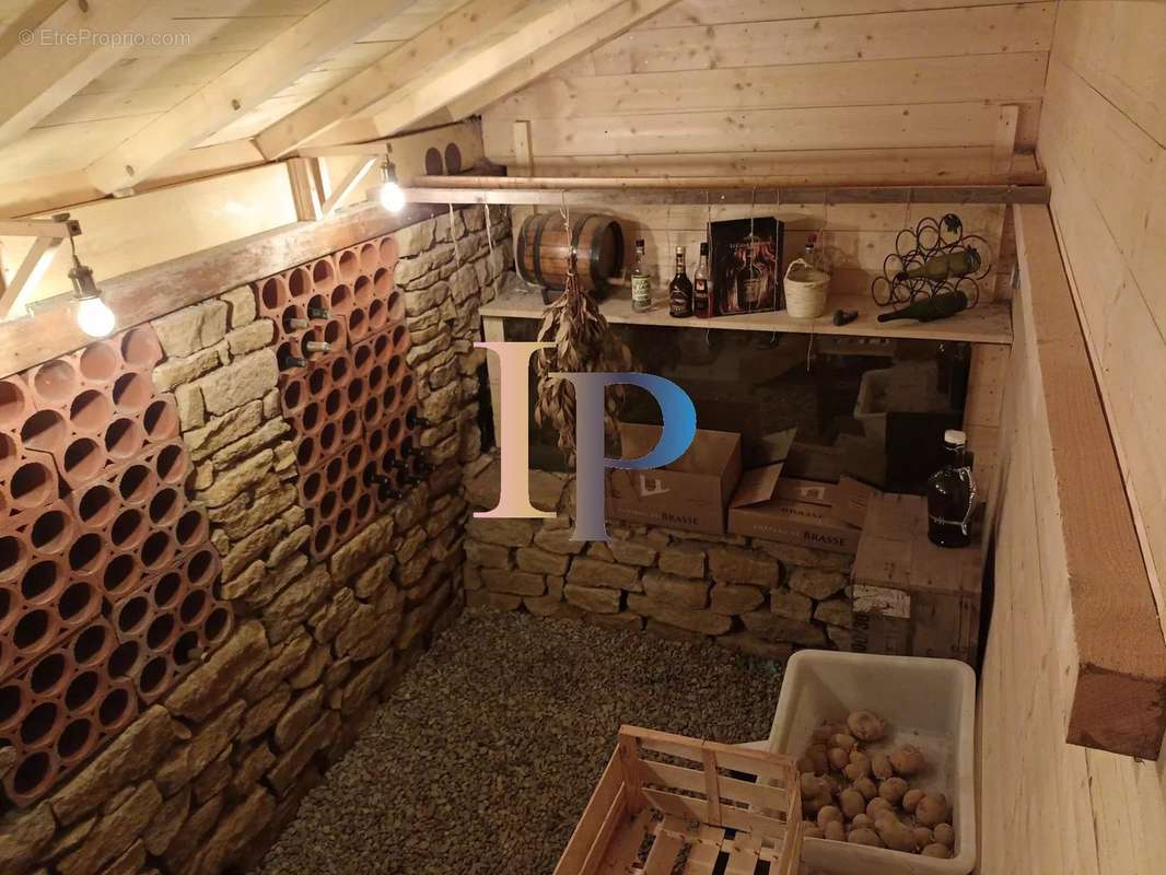 Maison à POUILLY-SOUS-CHARLIEU