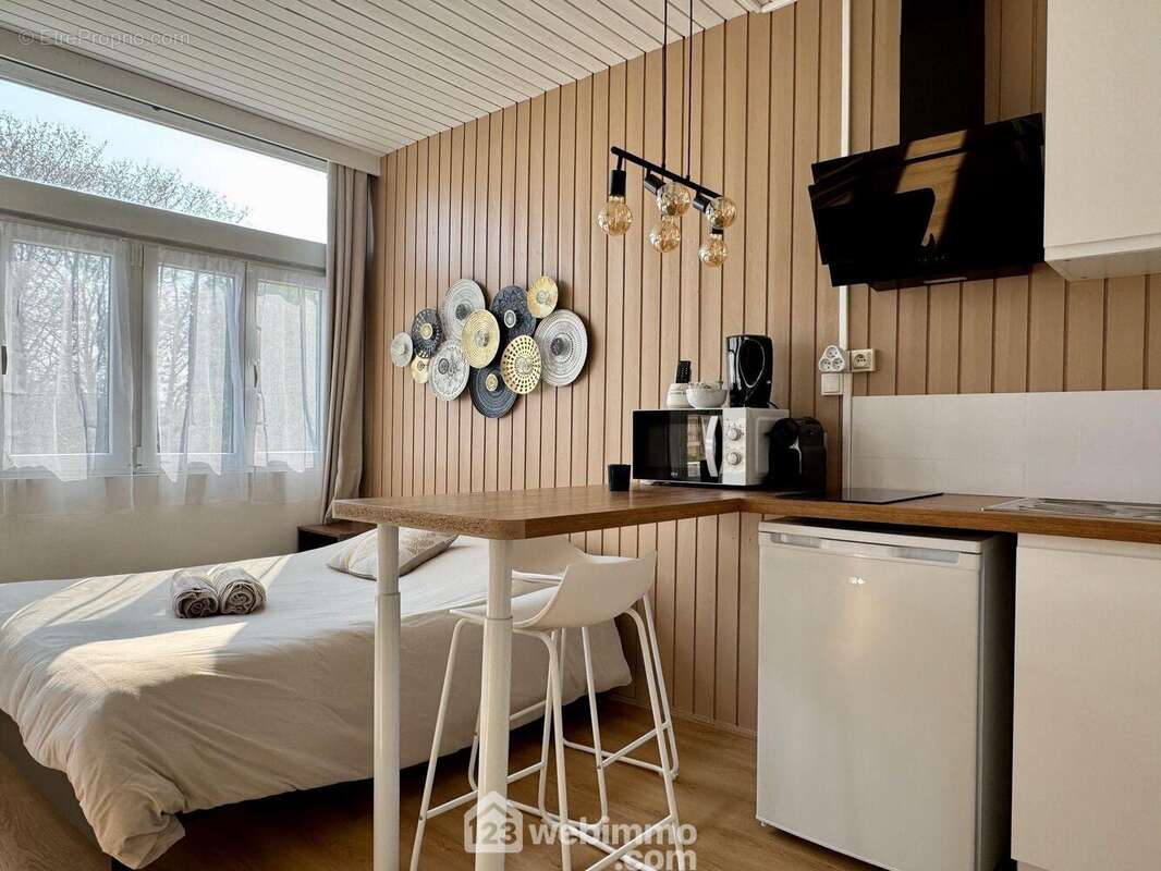 Une kitchenette aménagée et équipée : - Appartement à CHASSENEUIL-DU-POITOU
