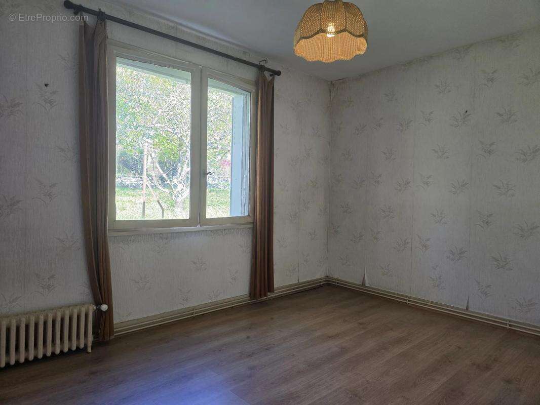 Maison à MONTMOREAU-SAINT-CYBARD