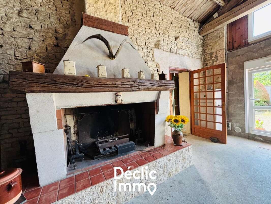 LA JARRIE  - Maison de caractère à fort potentiel avec dépendances, jardin et garage - photo 6
