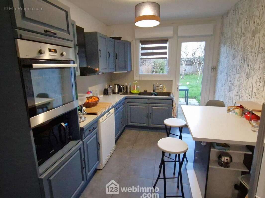 Cuisine donnant sur le jardin et avec accès au garage. - Maison à LA ROCHE-SUR-YON