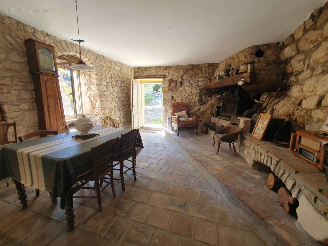 Maison à LA ROQUE-SUR-CEZE