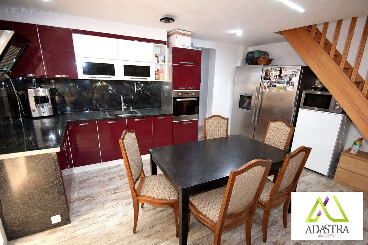 Séjour-cuisine du F1 43m2 (désencombré grâce à l'IA) - Appartement à MULHOUSE