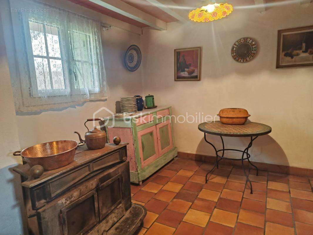 Ensemble Immobilier comprenant 2 maisons avec Piscine + Annexes sis sur 1 Terrain de 2.5 Hectares - photo 13