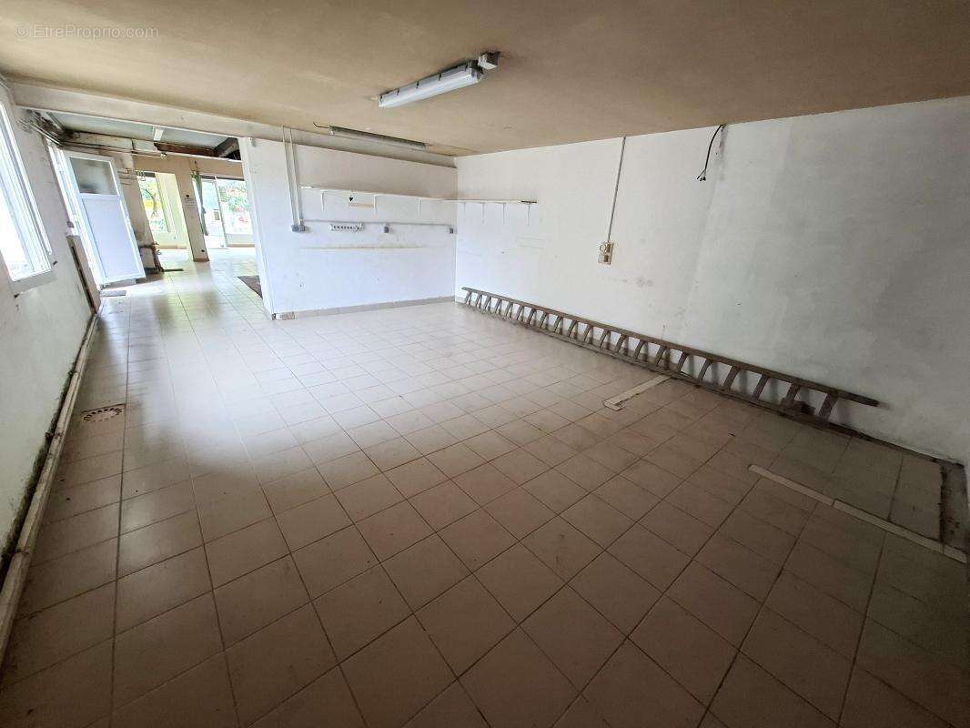 Maison + cellule commerciale = de 239 m², 5 chambres, a vendre proche cuise la motte (60350) - - photo 4
