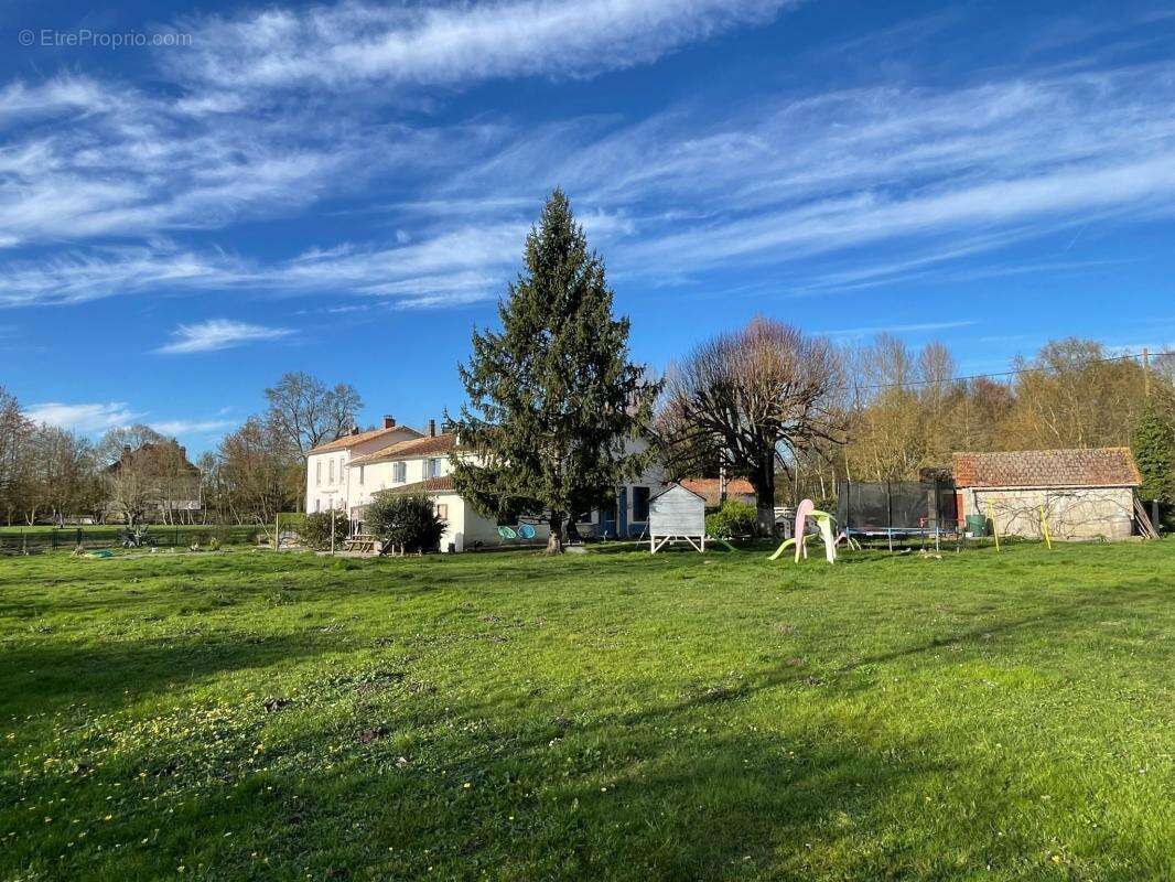 Maison à CHEF-BOUTONNE