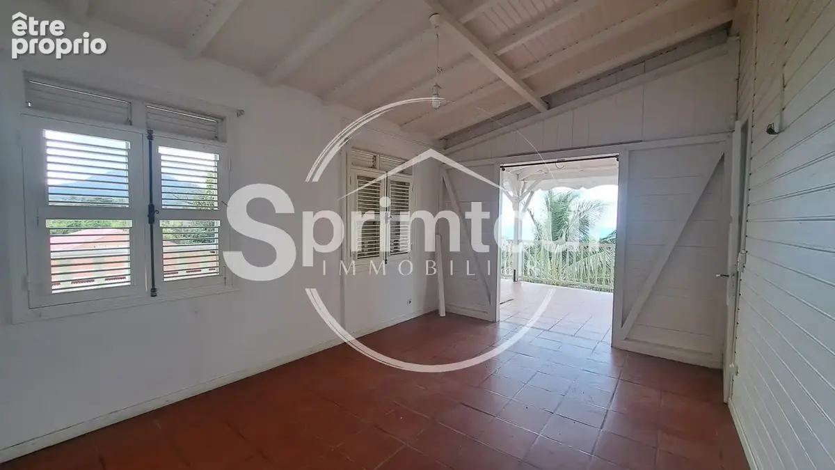 SAINT-CLAUDE-Villa T4 avec jardin, terrasse vue mer et studio indépendant + double garage - photo 10