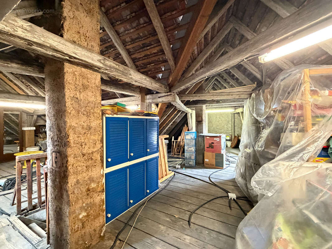7 pièces - 5 chambres - 163,56 m2 habitables et 139 m2 aménageables - 197 m² de terrain - photo 16