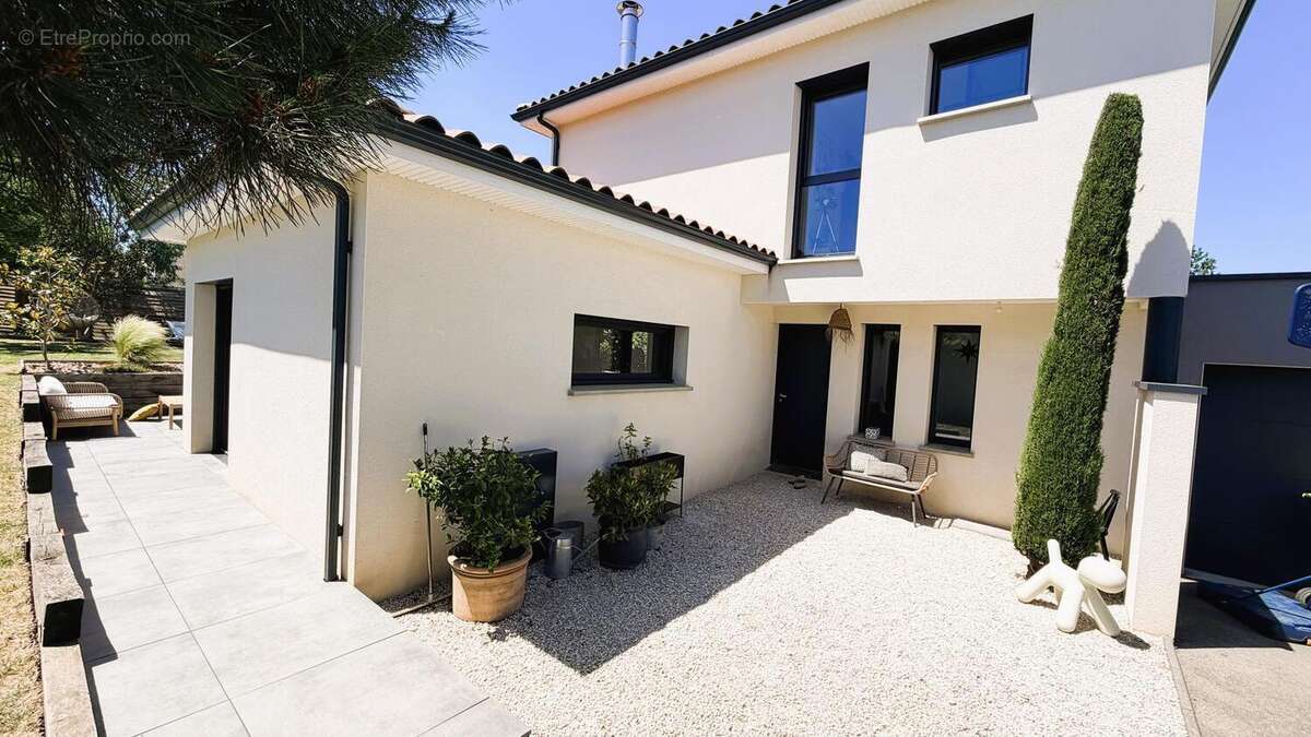 Photo 2 - Maison à LA TOUR-DE-SALVAGNY