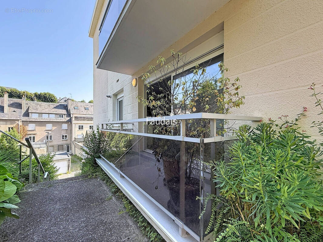 Balcon avec accès escalier pour garage - Appartement à SAINT-LO