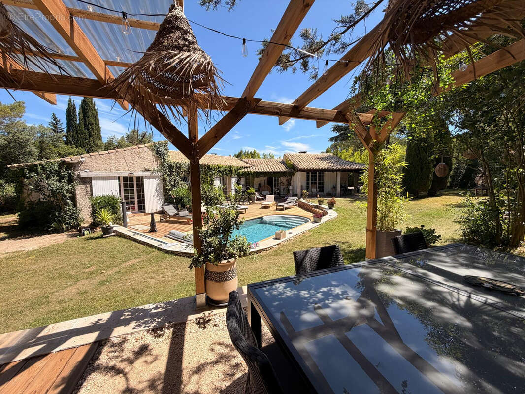 NIMES CAMPLANIER Superbe maison de plain pied,7 pièces de 250 m2 avec dépendance, jardin et piscine - photo 13