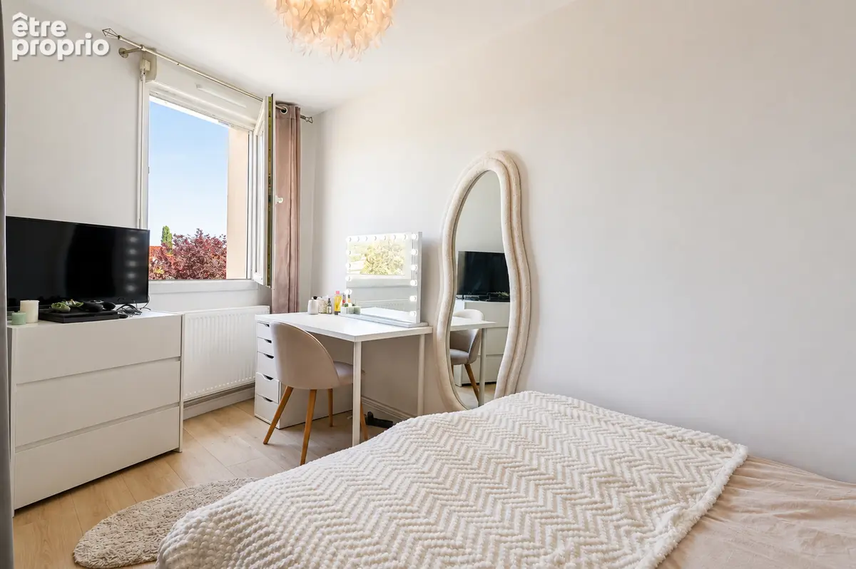 Bel appartement rénové de 82 m² avec terrasse, parking et vue dégagée - photo 9