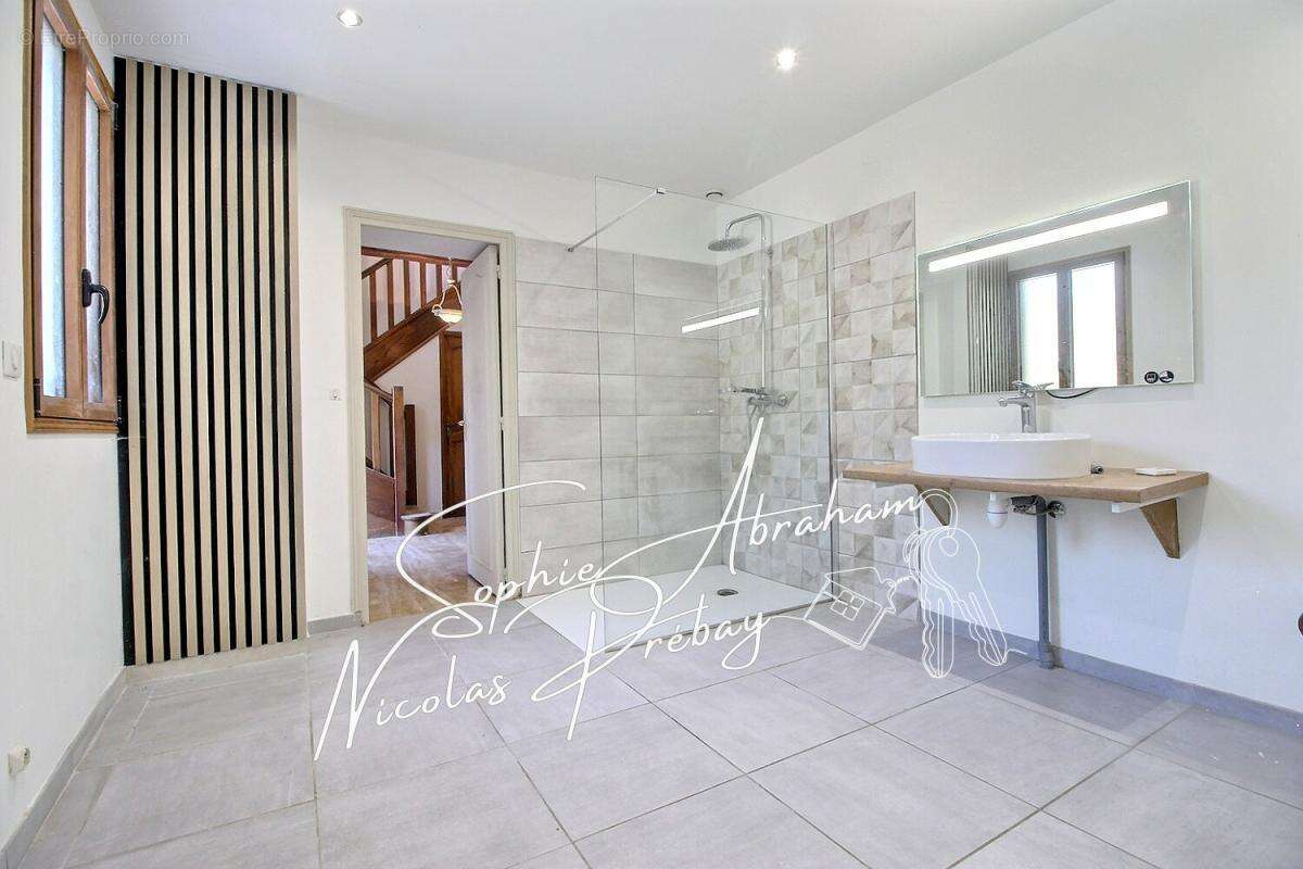 Maison en pierres avec jardin et double garage, proche centre-ville - photo 9