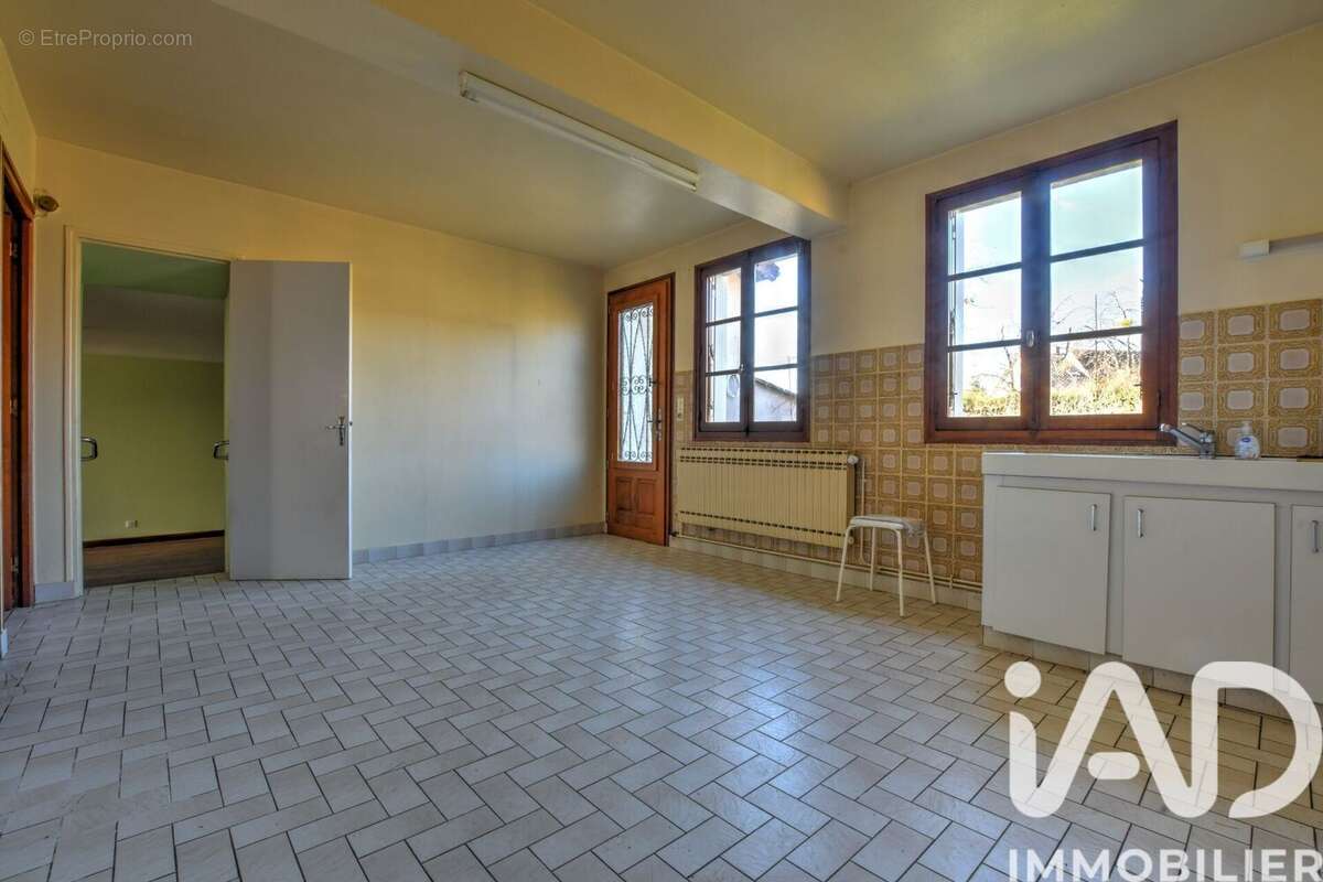 Maison 113 m² à La Celle-Dunoise  - photo 5