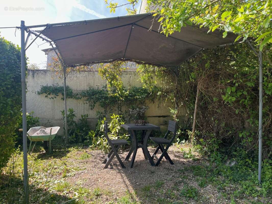 Maison à SAINT-CYR-EN-BOURG