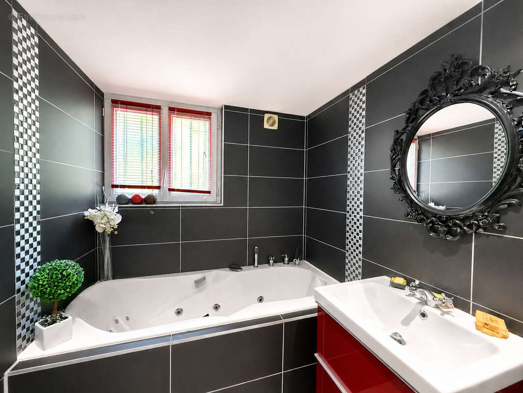 Villa traditionnelle 186 m2 habitables sur 962 m2 de terrain avec garage à Saint-Clair-Du-Rhône - photo 17