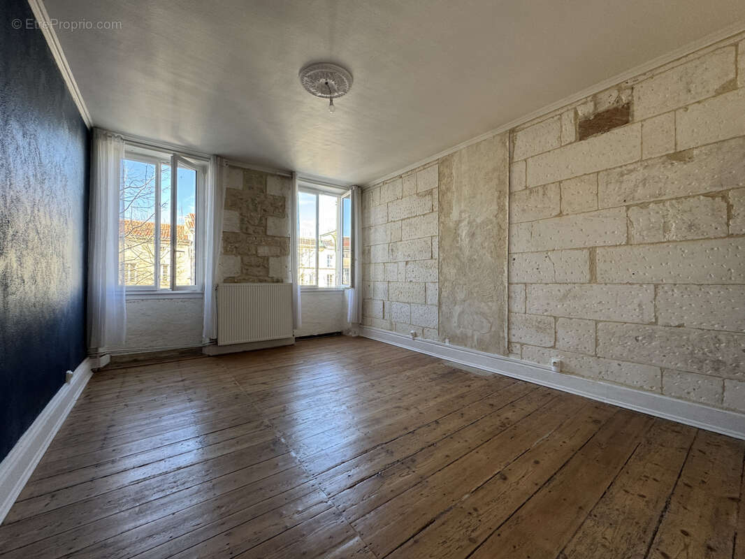 Maison à BARBEZIEUX-SAINT-HILAIRE