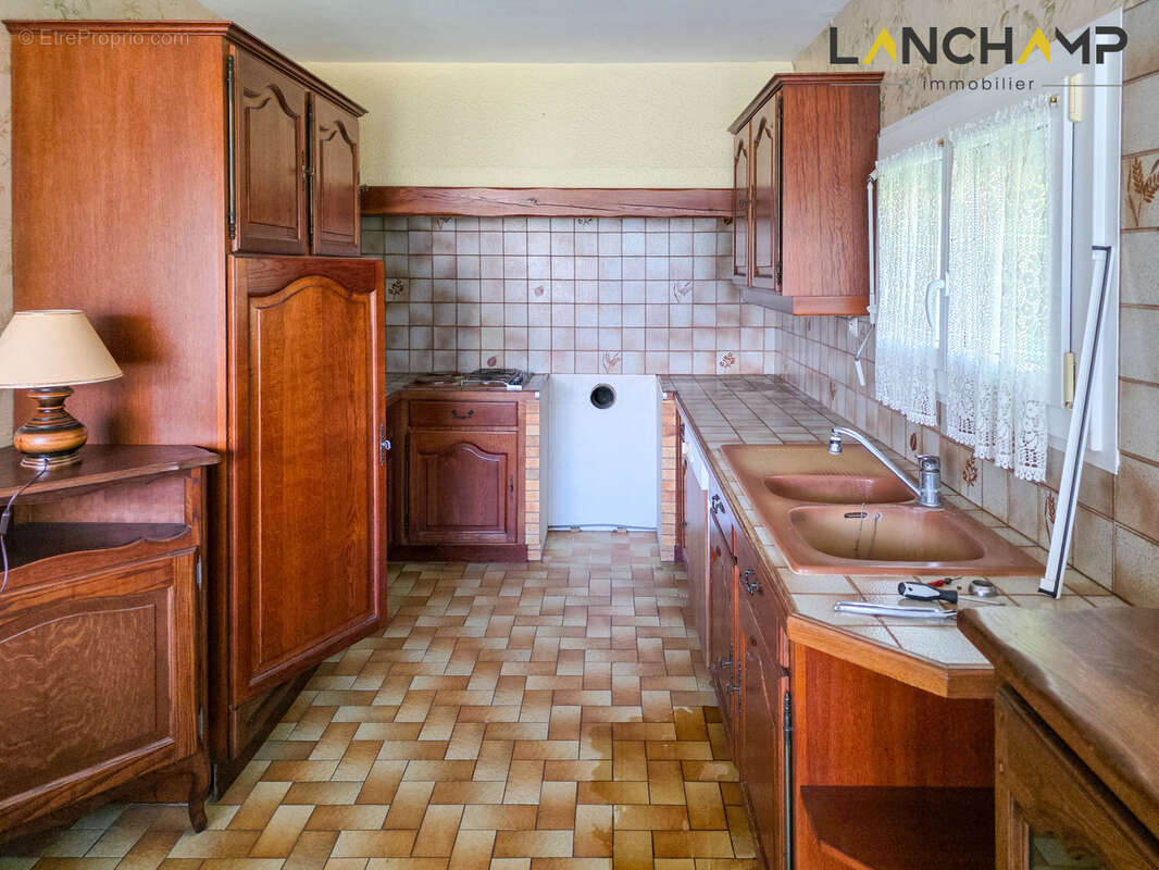 Vions   Maison individuelle à rénover avec 4 chambres sur un terrain arboré de 1 571 m2 - photo 2