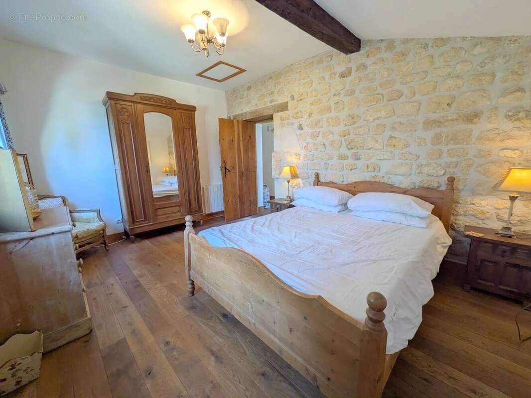 Maison à SAINT-GENIS-DE-SAINTONGE