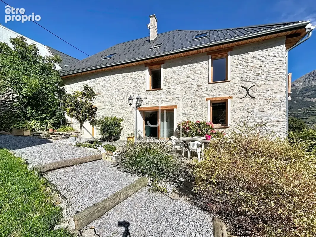 Ancien corps de ferme rénové avec dépendances et 3 400 m2 de terrain - photo 3