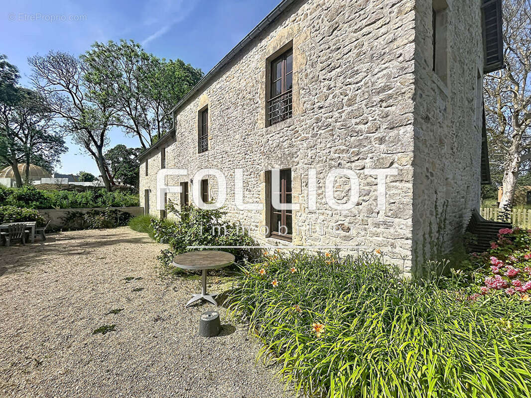 Maison à COLLEVILLE-SUR-MER