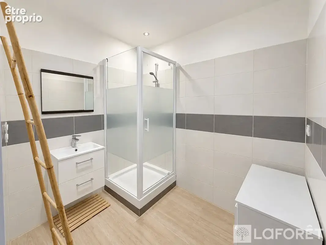 À VENDRE - Grand studio meublé avec locataire en place - Place Saint-Nicaise - photo 4