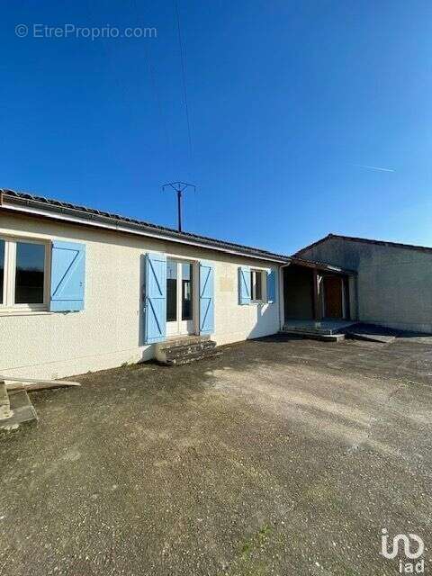 Photo 2 - Commerce à RUFFEC