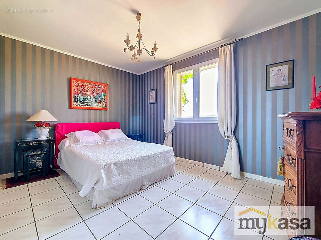 Maison à SAINT-MITRE-LES-REMPARTS