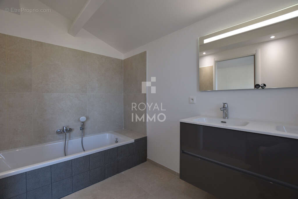 Villa neuve de 135 m2 avec vue mer, piscine, sur un terrain de 744 m2, garage et parking inclus - photo 7