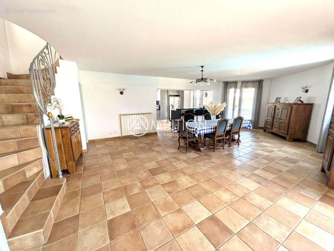 FREJUS (83370) Superbe villa familiale de 5P avec piscine, garage. - photo 9