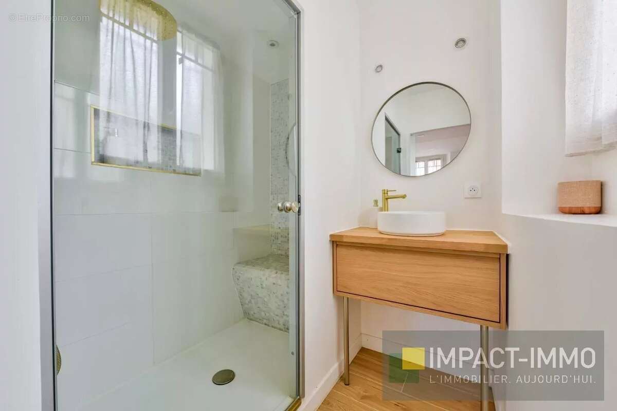 Appartement à COURBEVOIE