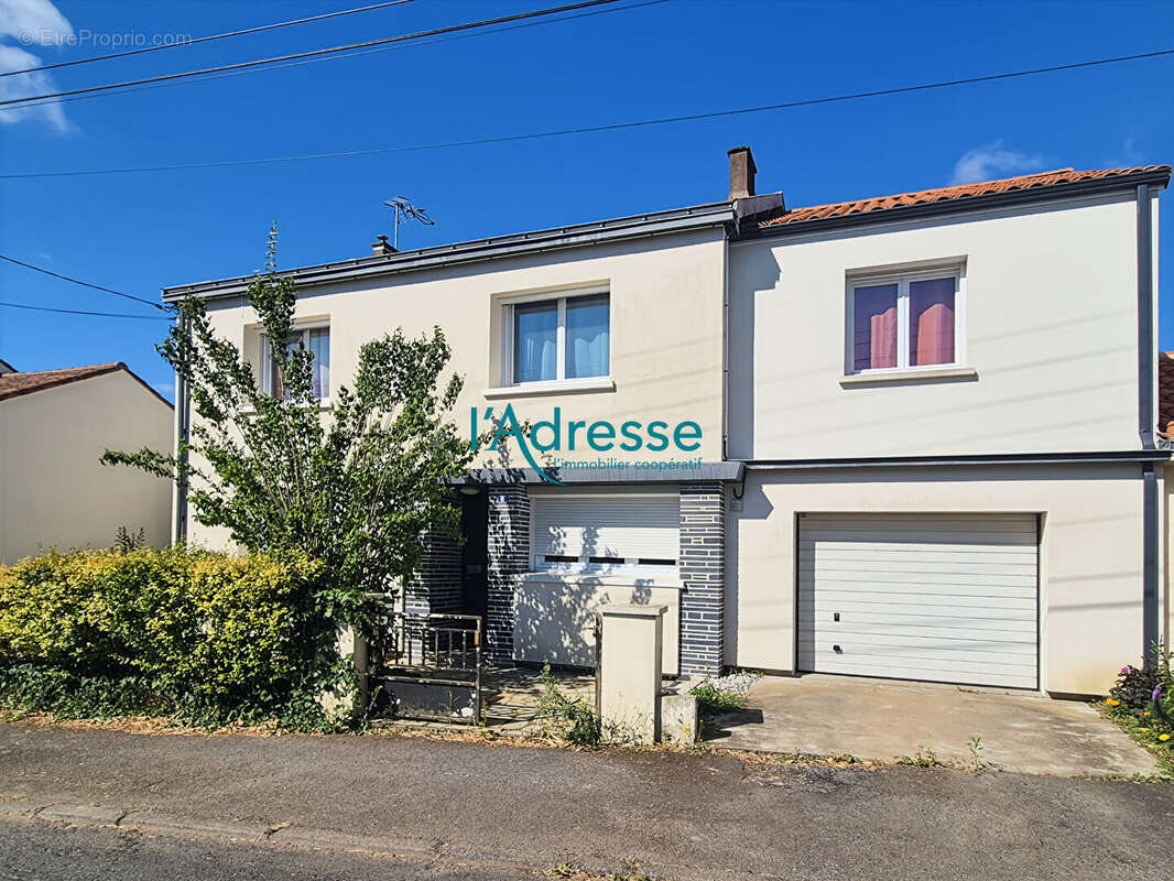 Maison à MONTREVAULT