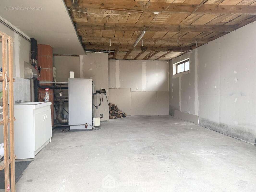 Attenant et accessible par l'extérieur, le garage de 39 m2.