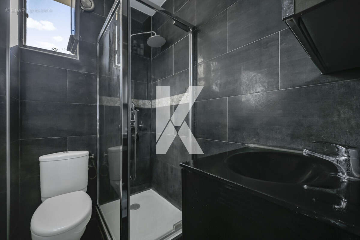 Salle d&#039;eau avec WC - Appartement à RUEIL-MALMAISON