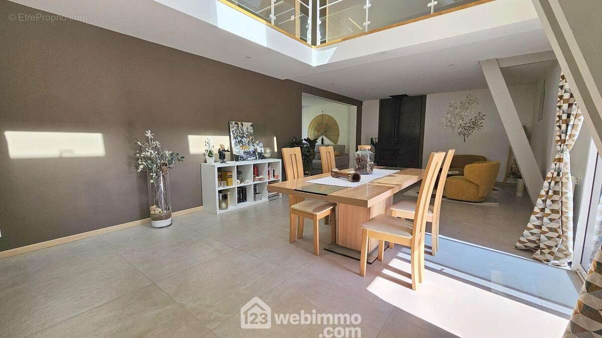 La pièce vue sous un autre angle. - Maison à NOISY-SUR-ECOLE