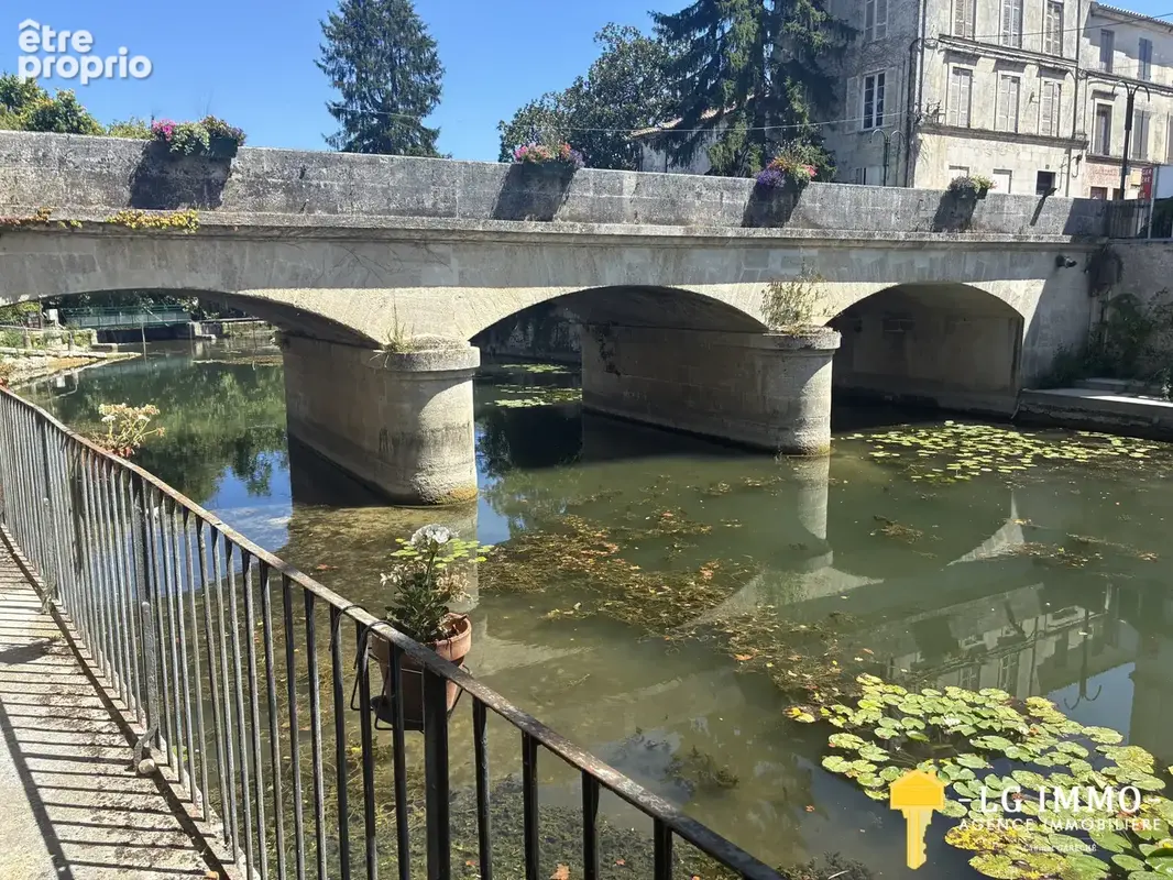 Rare, superbe batisse au coeur de jonzac avec jardin et garage - photo 5