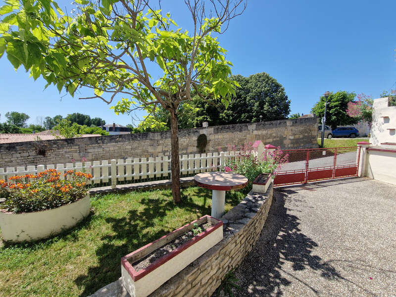 Maison à vendre 4 pièces TONNAY BOUTONNE (17)- Plain-pied- Jardin- Garage - photo 3