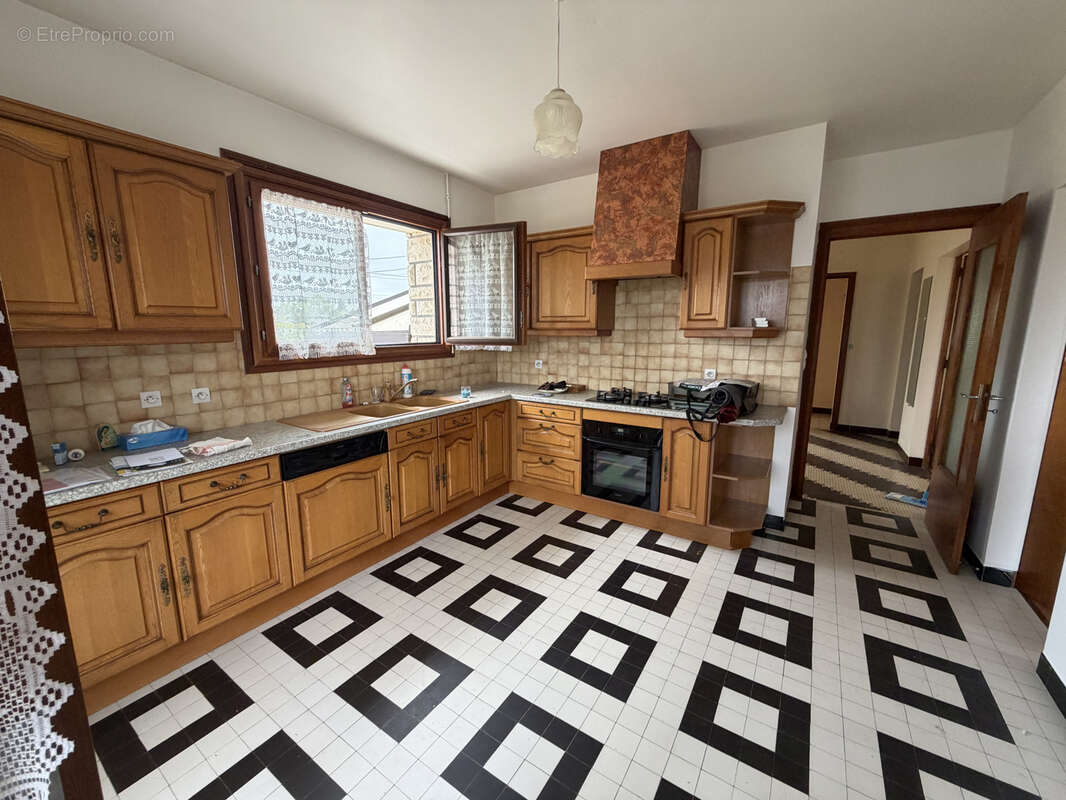 Coup de cœur assuré : Maison de qualité avec fort potentiel sur magnifique terrain de 5800 m2. - photo 3
