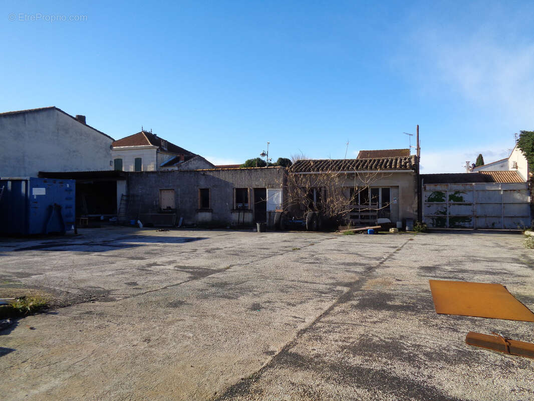 30 Aimargues Hangar 900m2  centre de village sur Terrain 1700m2 - photo 2