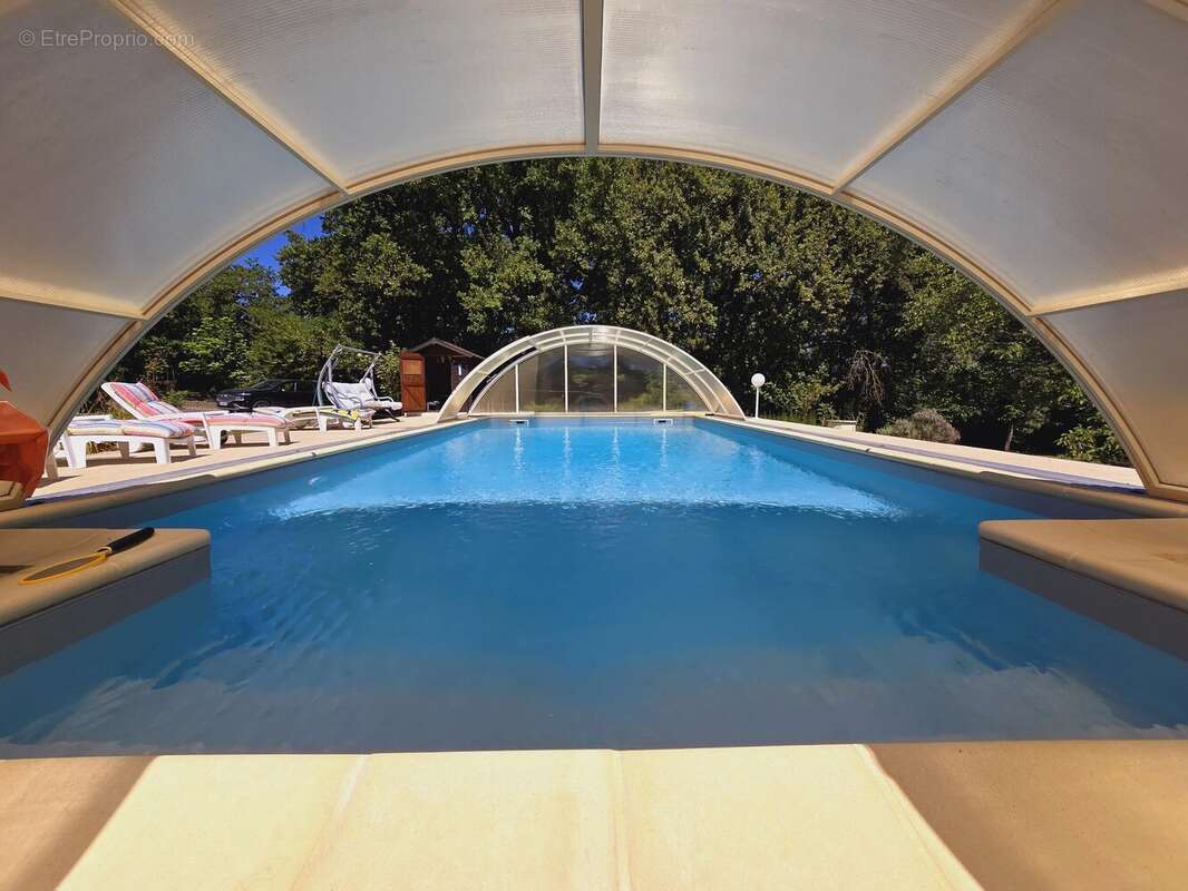 Maison familiale spacieuse avec 4 chambres, un grand sous-sol et une piscine - photo 2