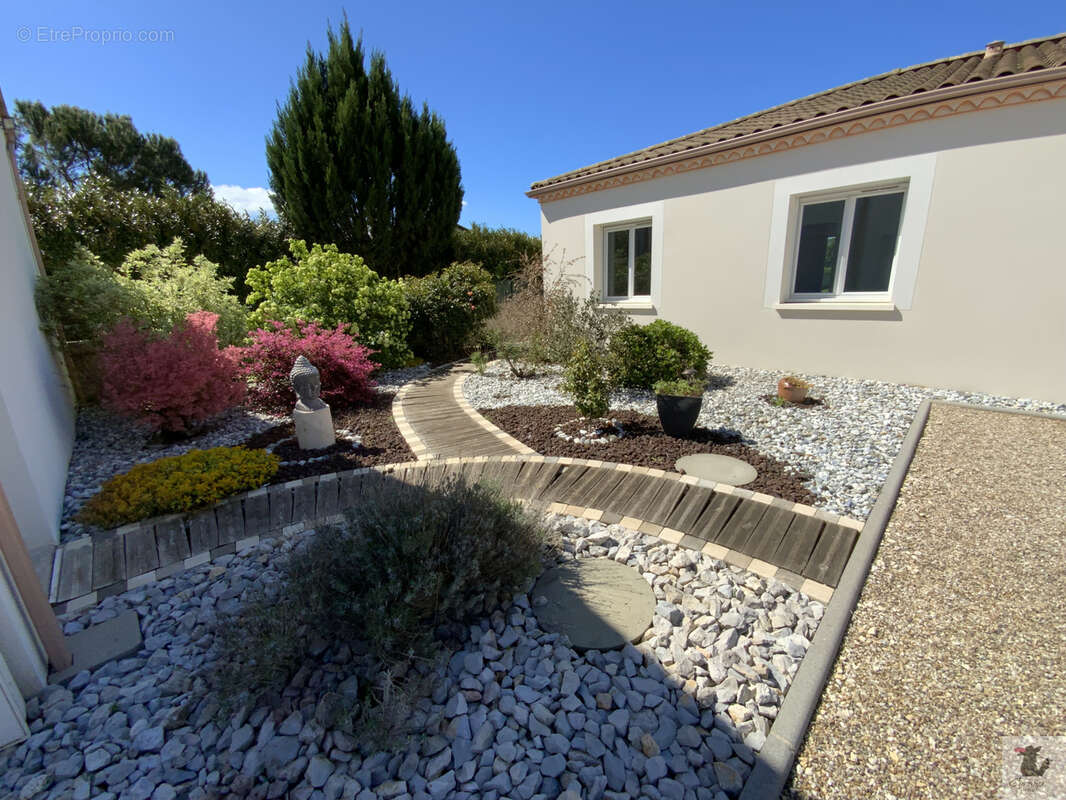 Maison à COURS-DE-PILE