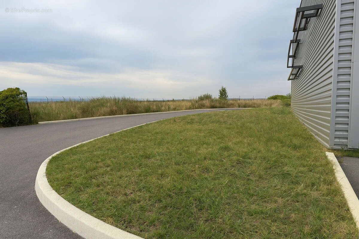 Entrepôt neuf de 268 m² avec terrain d'environ 800 m² Aéroport Valence Chabeuil - photo 3