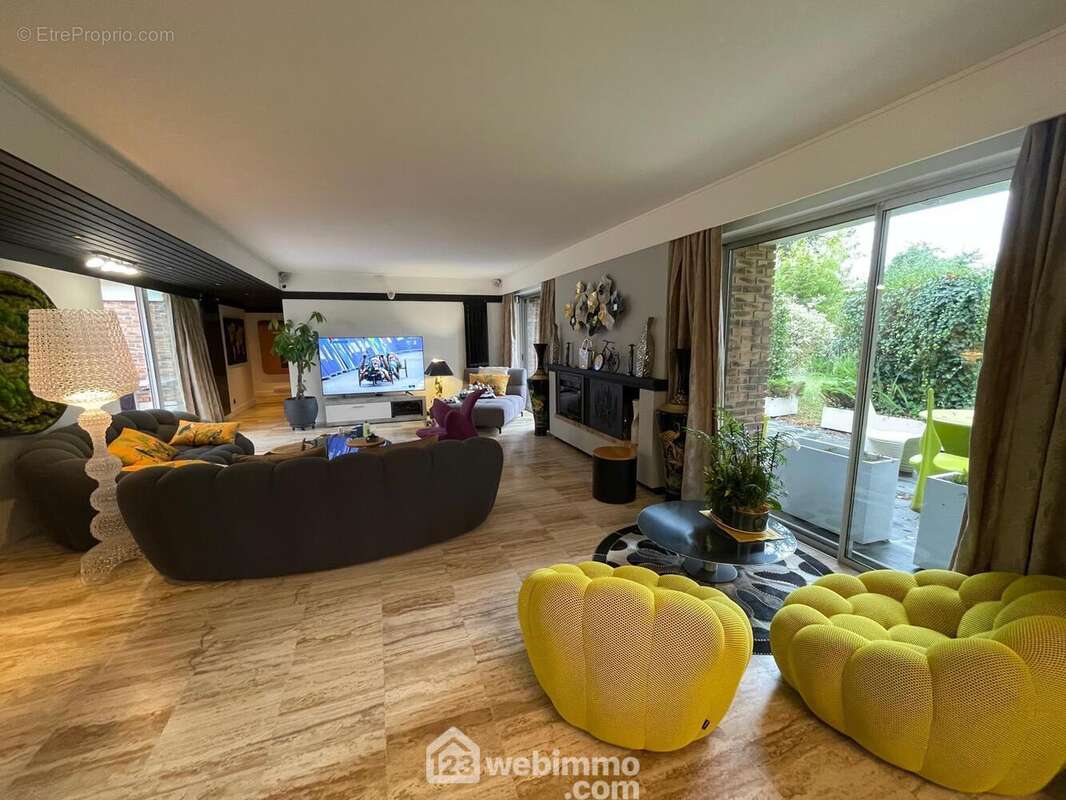 Maison 308 m² à Cuts  - photo 7