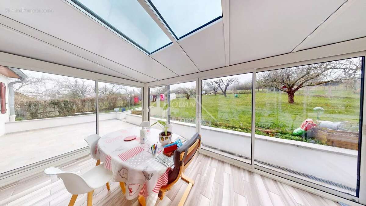 Maison à CREUZIER-LE-VIEUX