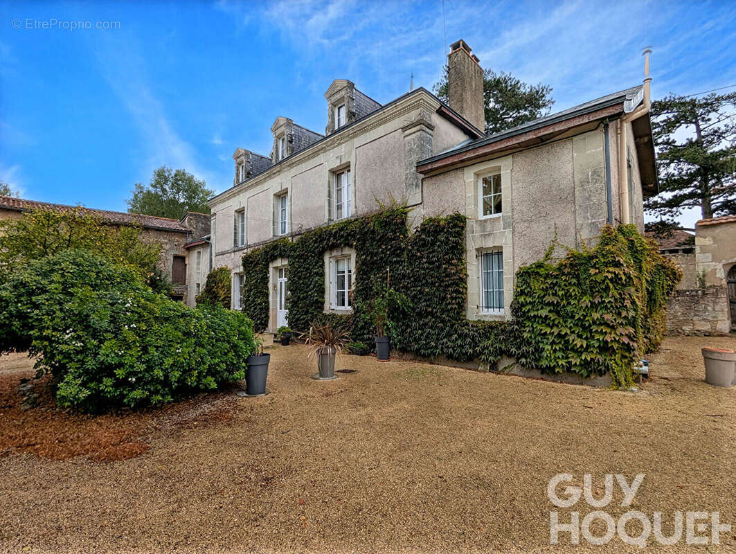 Maison à VENDEUVRE-DU-POITOU