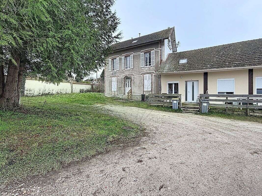 Autre à PONT-SUR-YONNE
