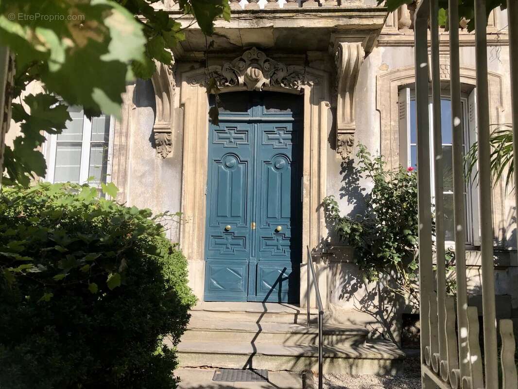 Élégant immeuble de style haussmannien avec jardin privé et fort potentiel d'investissement - photo 2
