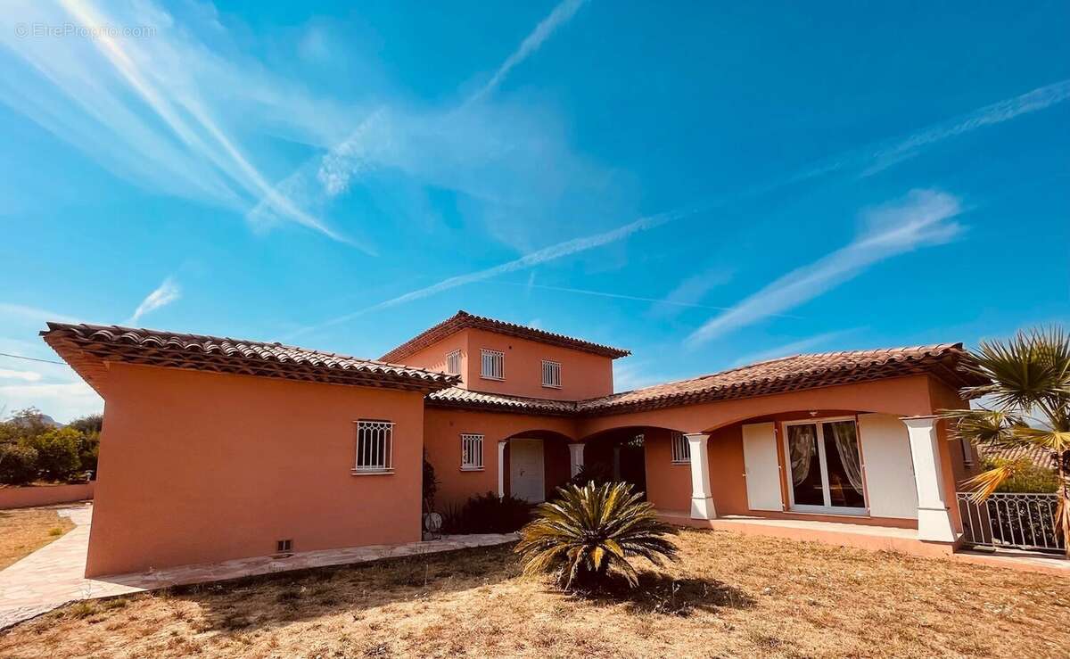 Maison à ROQUEBRUNE-SUR-ARGENS
